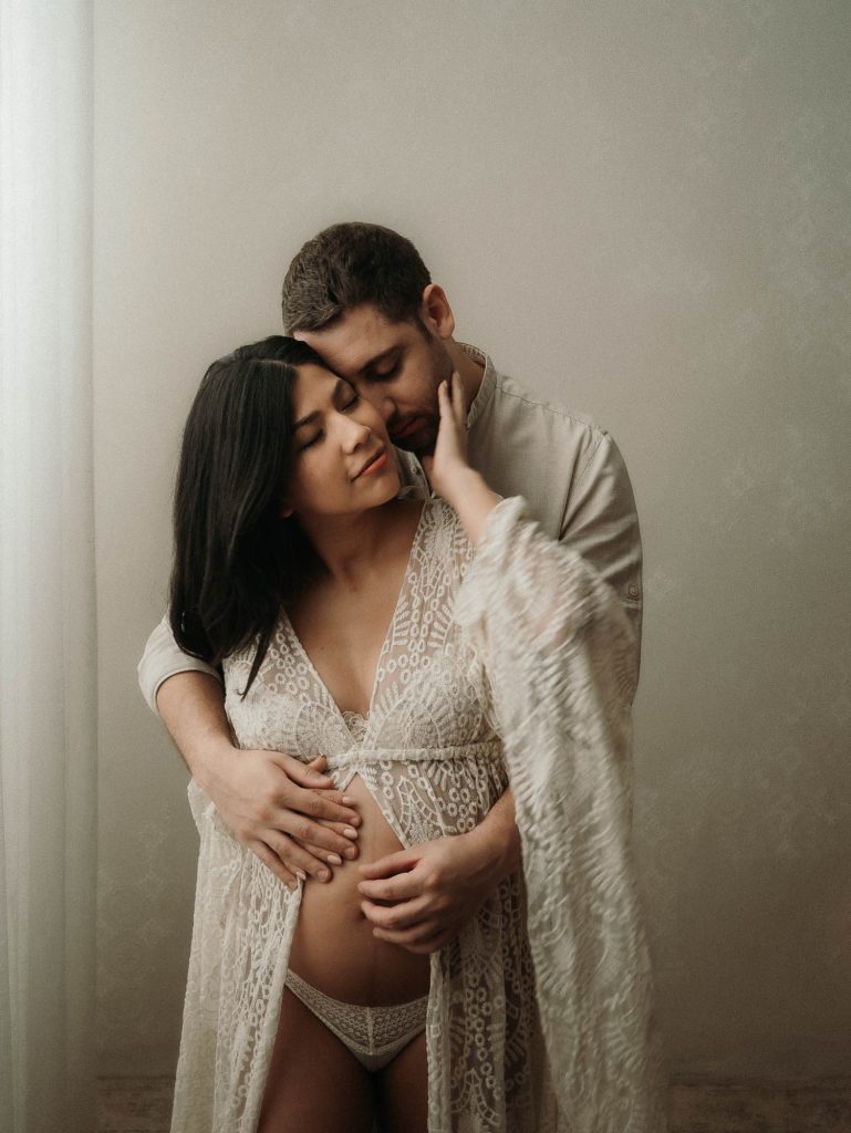  scatti premaman con partner a Milano