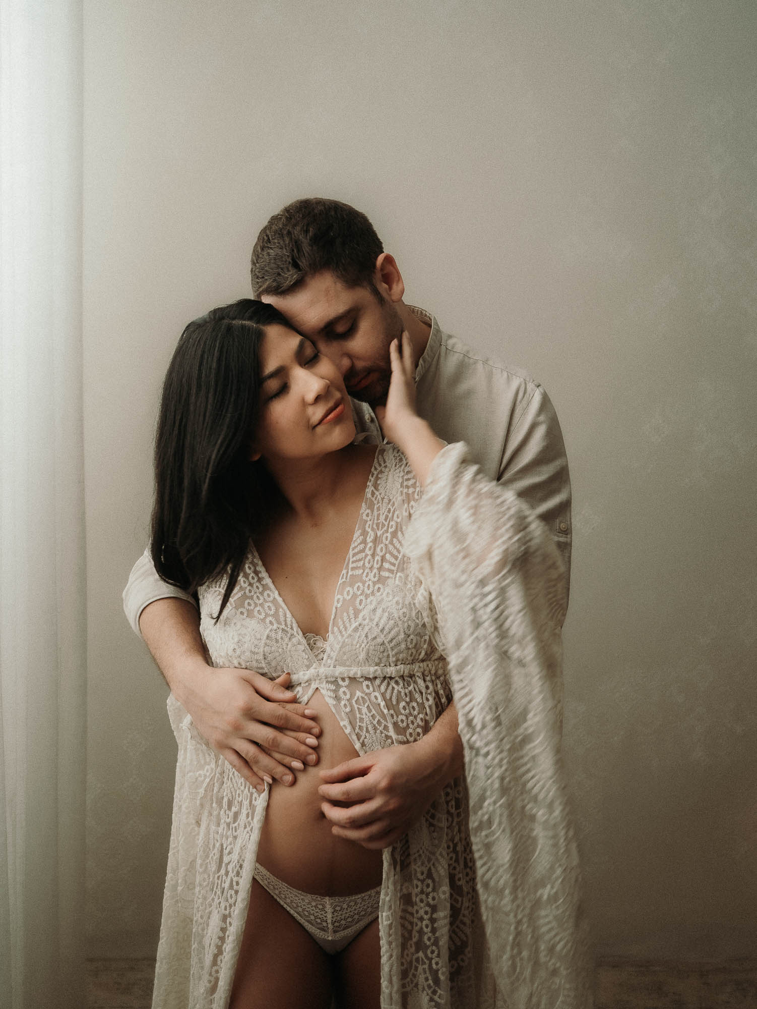 foto di coppia in attesa del bebè in studio fotografico a Milano